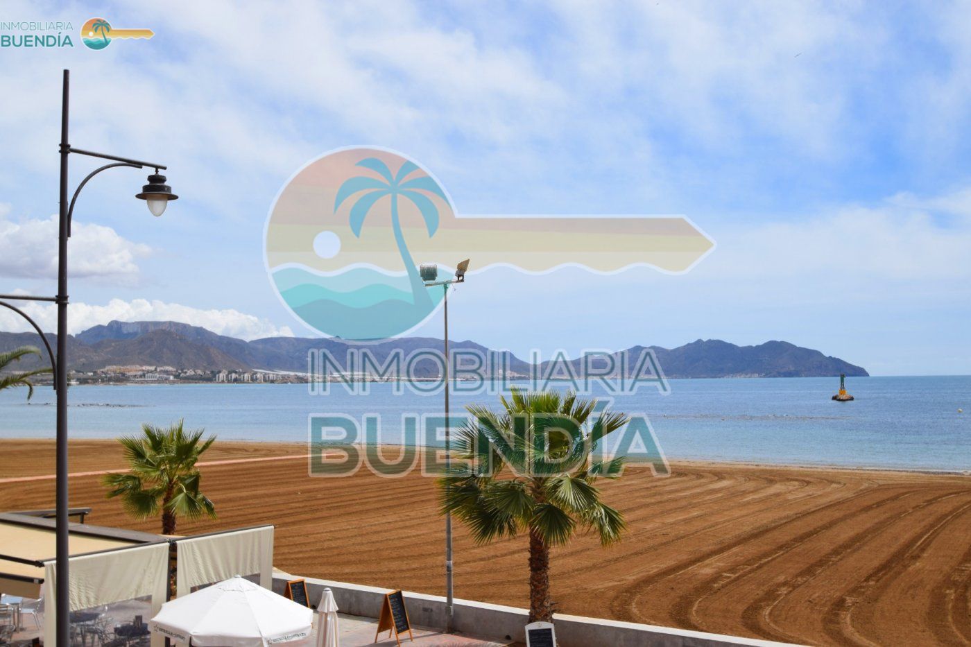 SPACIOUS FULLY RENOVATED APARTMENT ON THE FIRST LINE OF THE BEACH