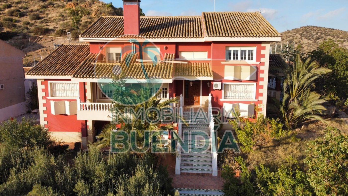 SUPER INDEPENDENT CHALET WITH LARGE PLOT IN MAZARRÓN