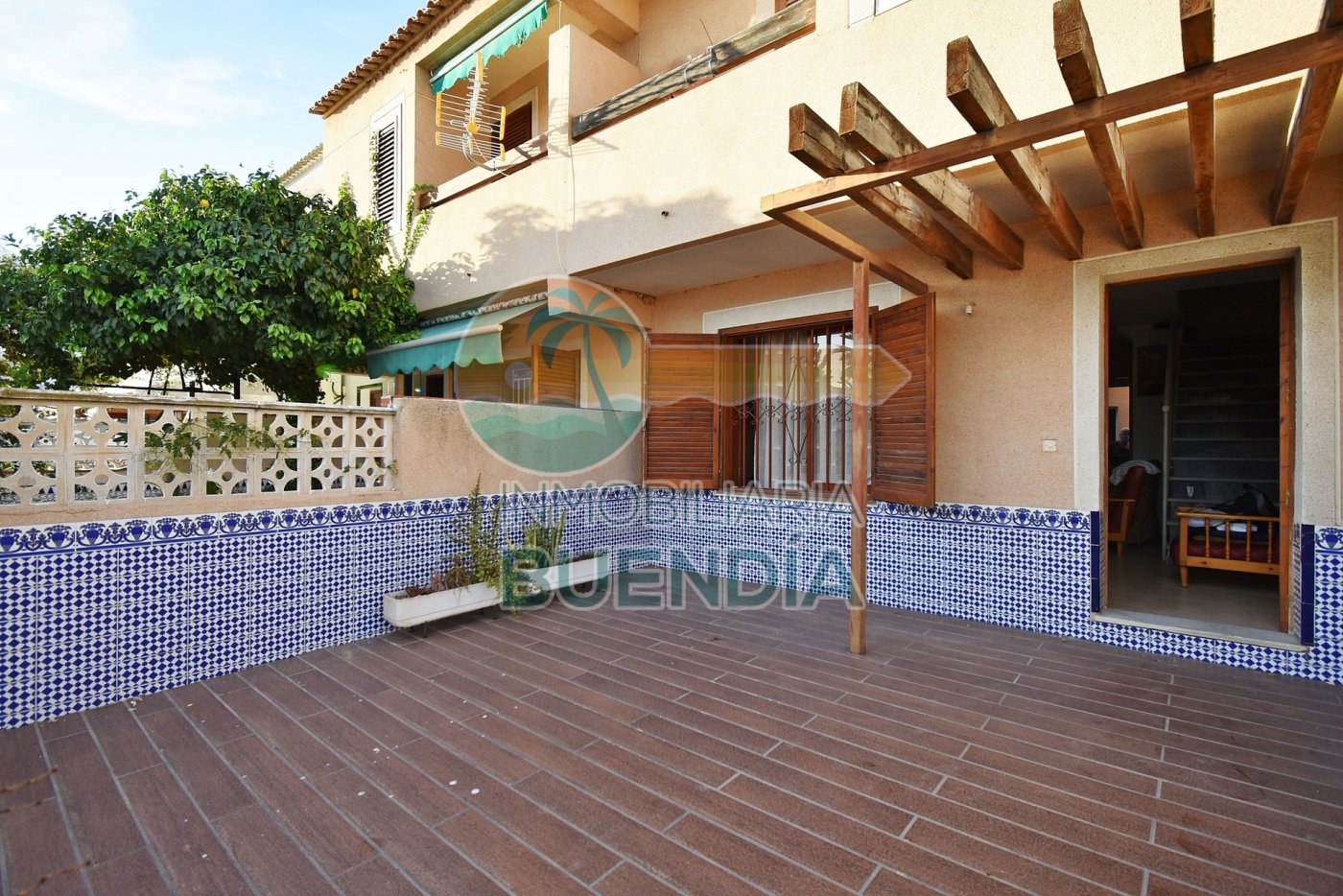 AMPLIO DUPLEX CON TERRAZA DELANTERA Y PATIO TRASERO EN BAHIA EN VENTA