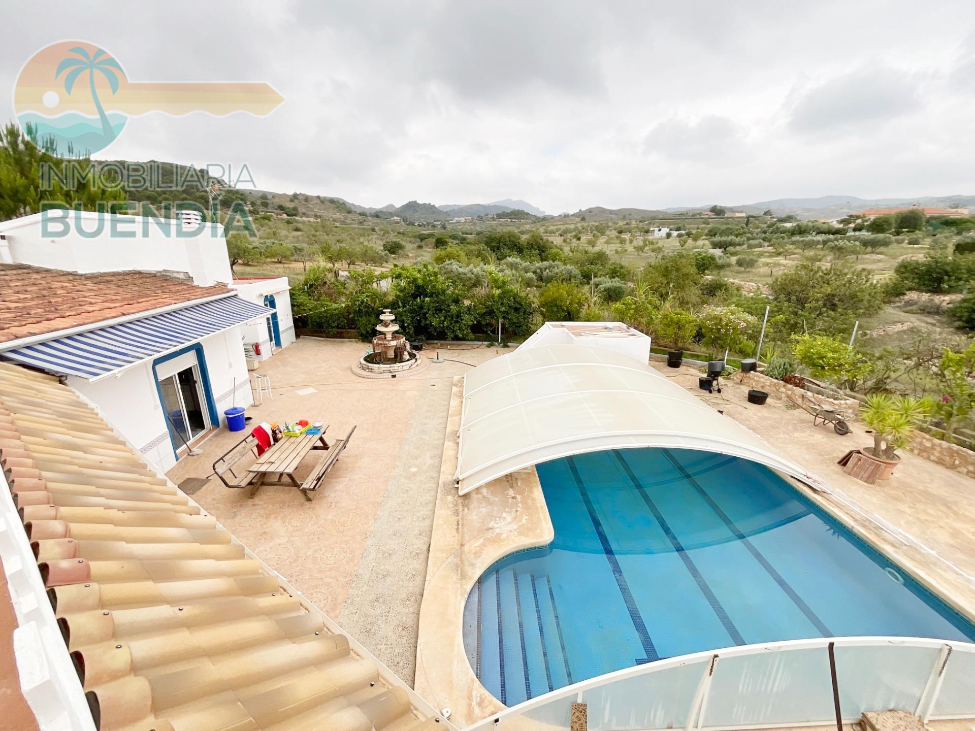 Encantadora casa de campo en Perin con piscina y hermosos jardines