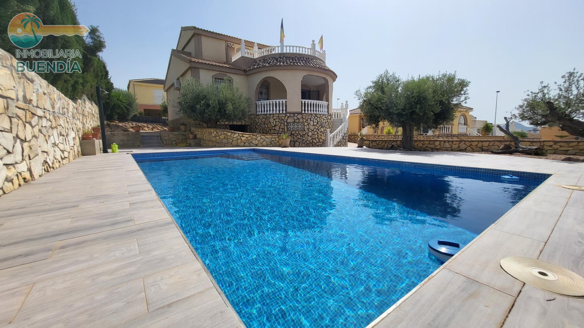 LUXURY VILLA WITH WONDERFUL VIEWS ON A SPACIOUS PLOT OF 600M2