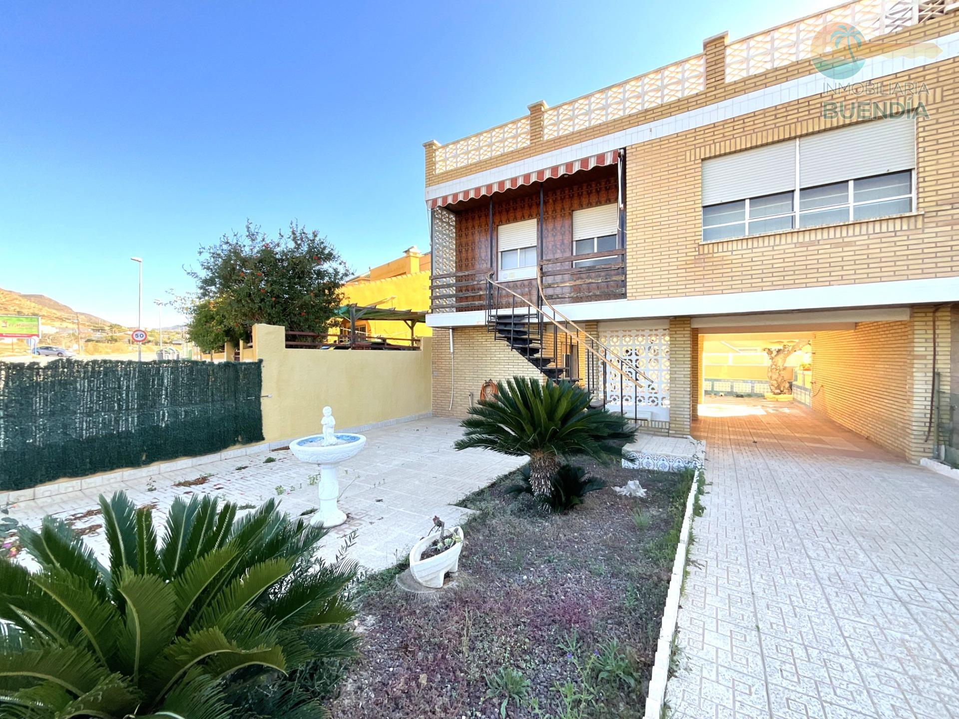 ENCANTADORA CASA EN ISLA PLANA CON GRAN PORCHE  A  200  METROS DE LA PLAYA