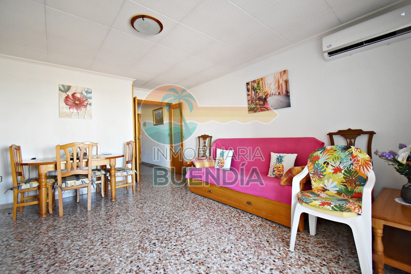 SPACIOUS APARTMENT VERY CENTRALLY A FEW METERS FROM THE BEACH