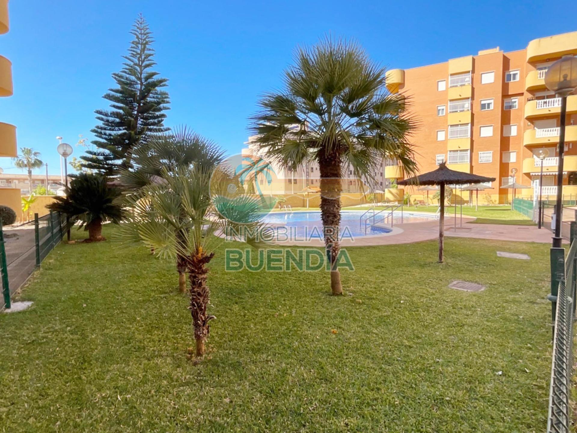 COQUETO APARTAMENTO EN RESIDENCIAL CON PISCINA, CERCA DEL MAR.