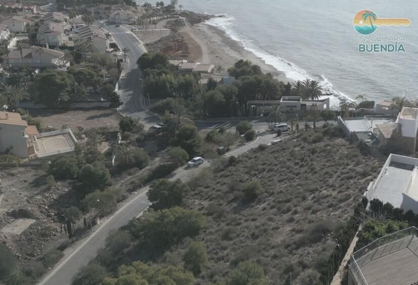 Baugrundstück, auf dem Sie das Haus Ihrer Träume nur wenige Meter vom Strand entfernt bauen können.