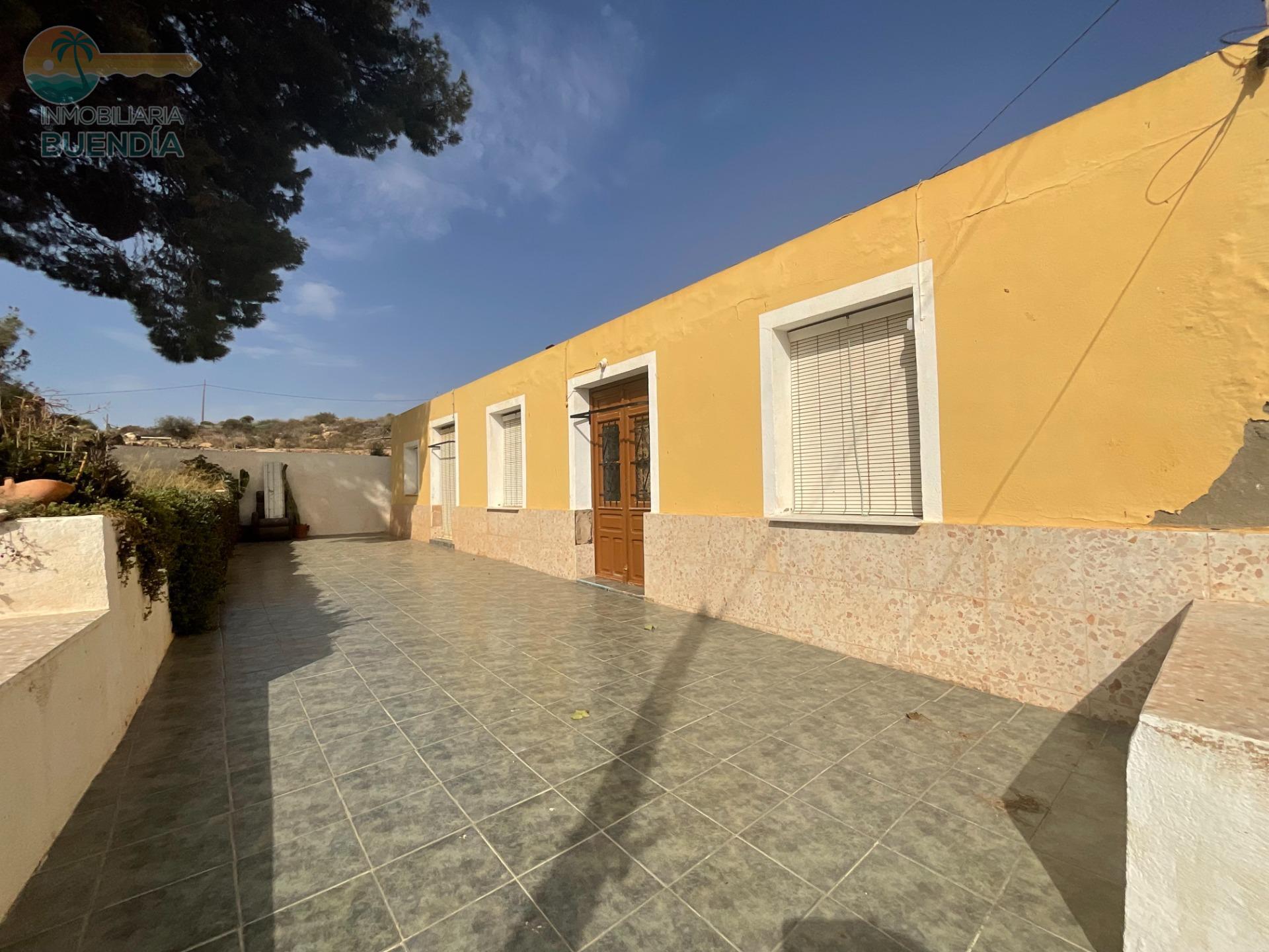 Grande maison avec terrain dans un environnement paisible dans la zone rurale de Cañada de Gallego.