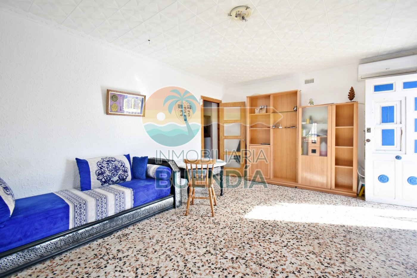 GROUND FLOOR APARTMENT WITH GARAGE AND SOLARIUM NEAR AMENITIES