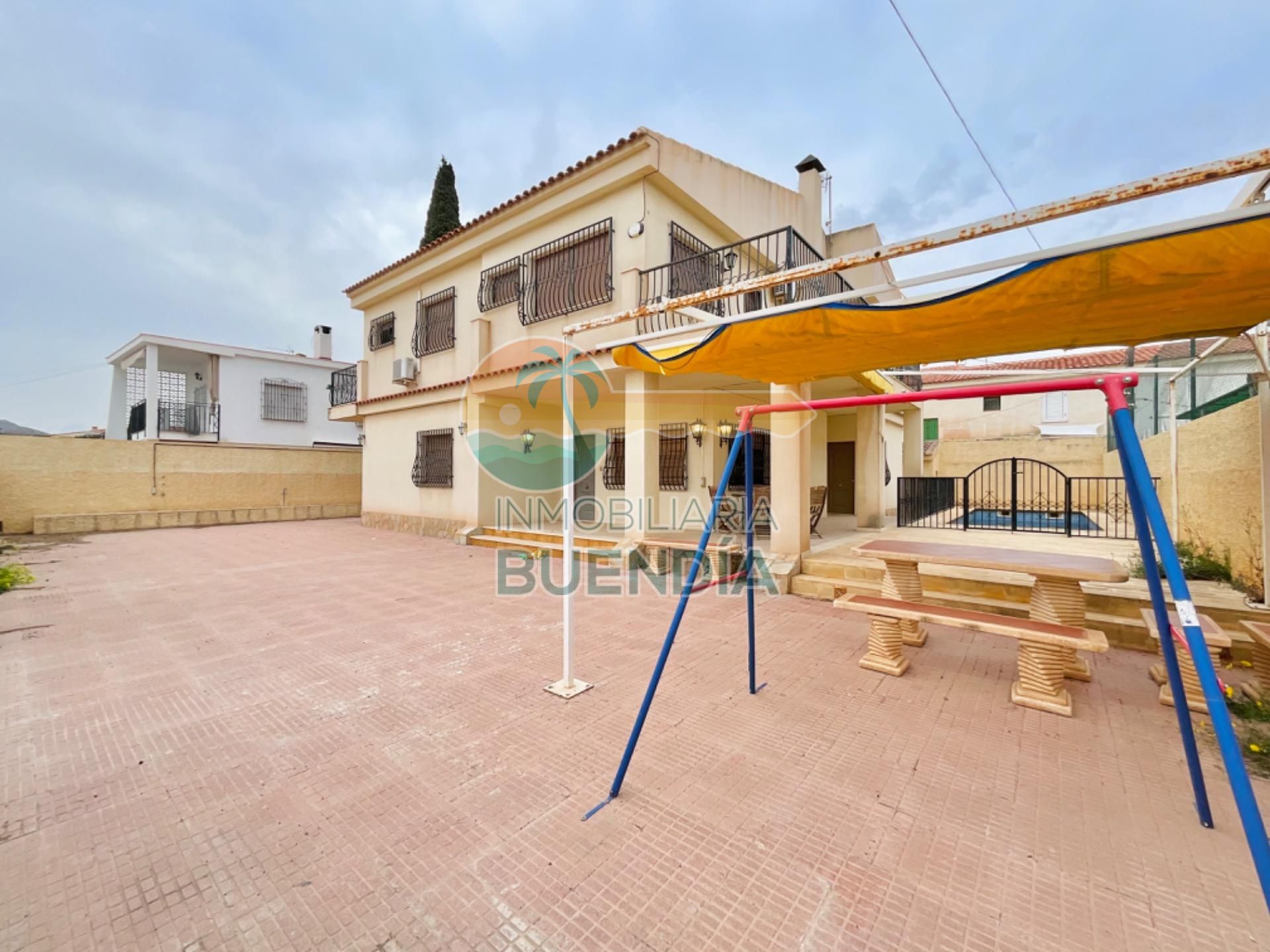 CHALET CON PISCINA A 3 MINUTOS DE LA PLAYA DE BAHÍA