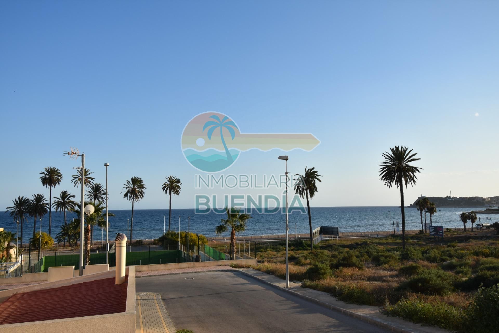 ESTUPENDO APARTAMENTO FRENTE AL MAR CON AMPLIA PARCELA