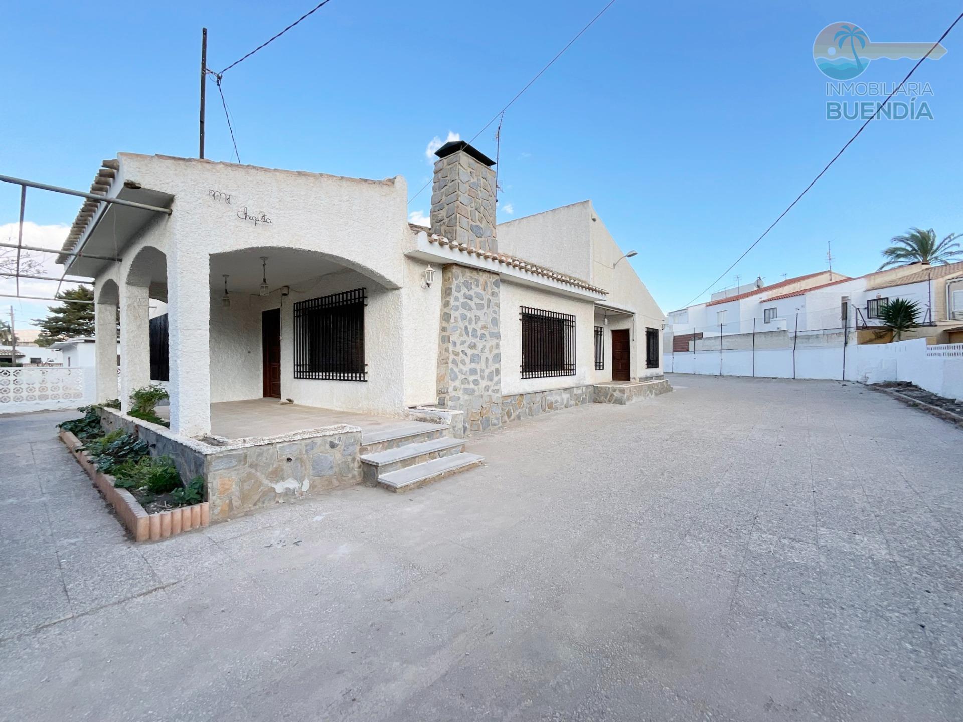 TOLLE VILLA NUR WENIGE MINUTEN VOM STRAND ENTFERNT MIT EINEM GROSSEN GRUNDSTÜCK