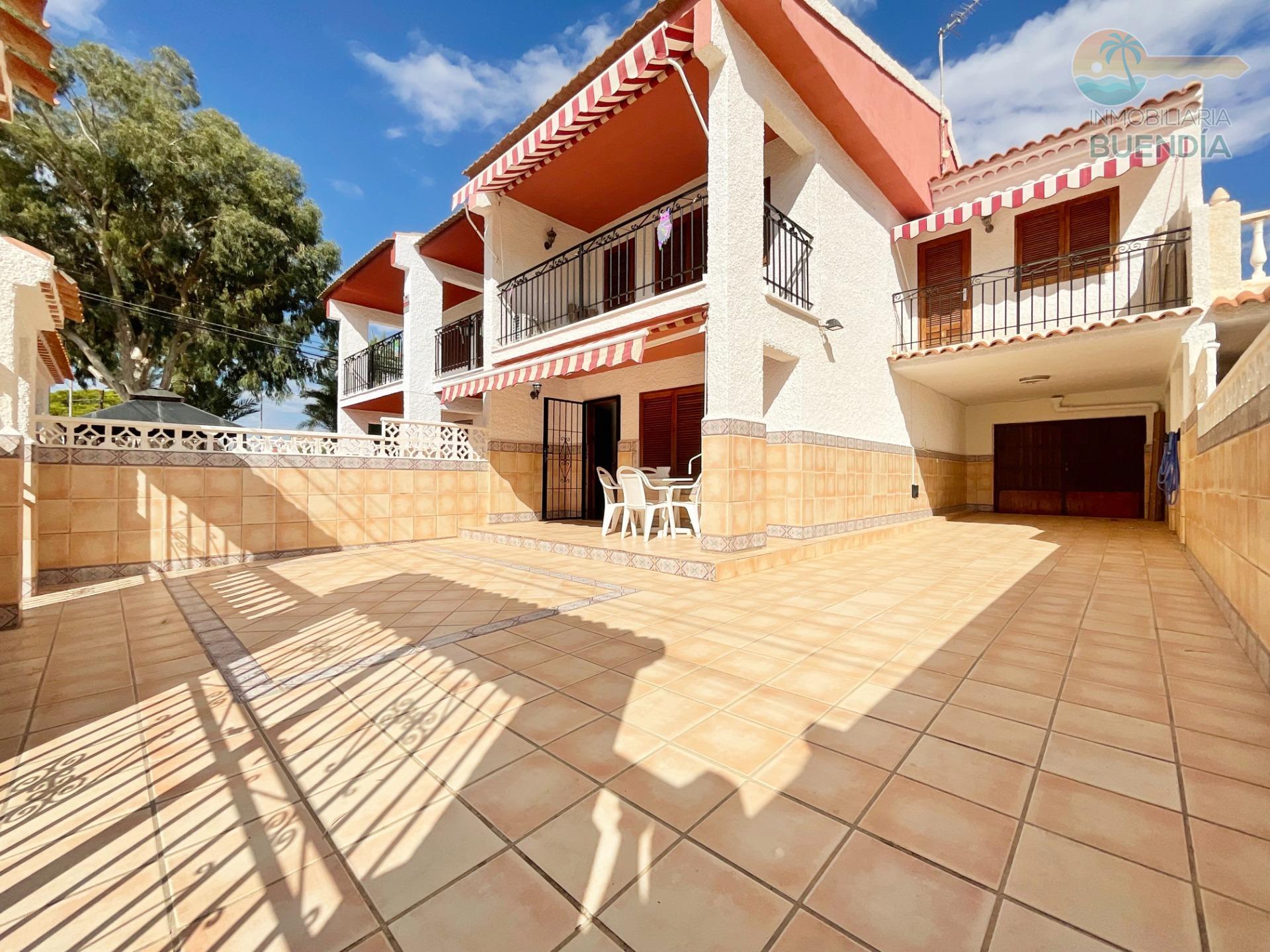 FANTASTIQUE DUPLEX EN ANGLE, AVEC GARAGE ET GRANDE TERRASSE