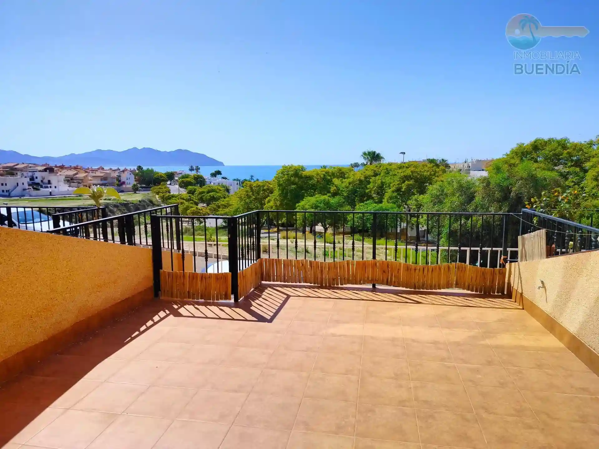 DUPLEX EN EL ALAMILLO CON TERRAZA Y VISTAS AL MAR EN RESIDENCIAL CON PISCINA