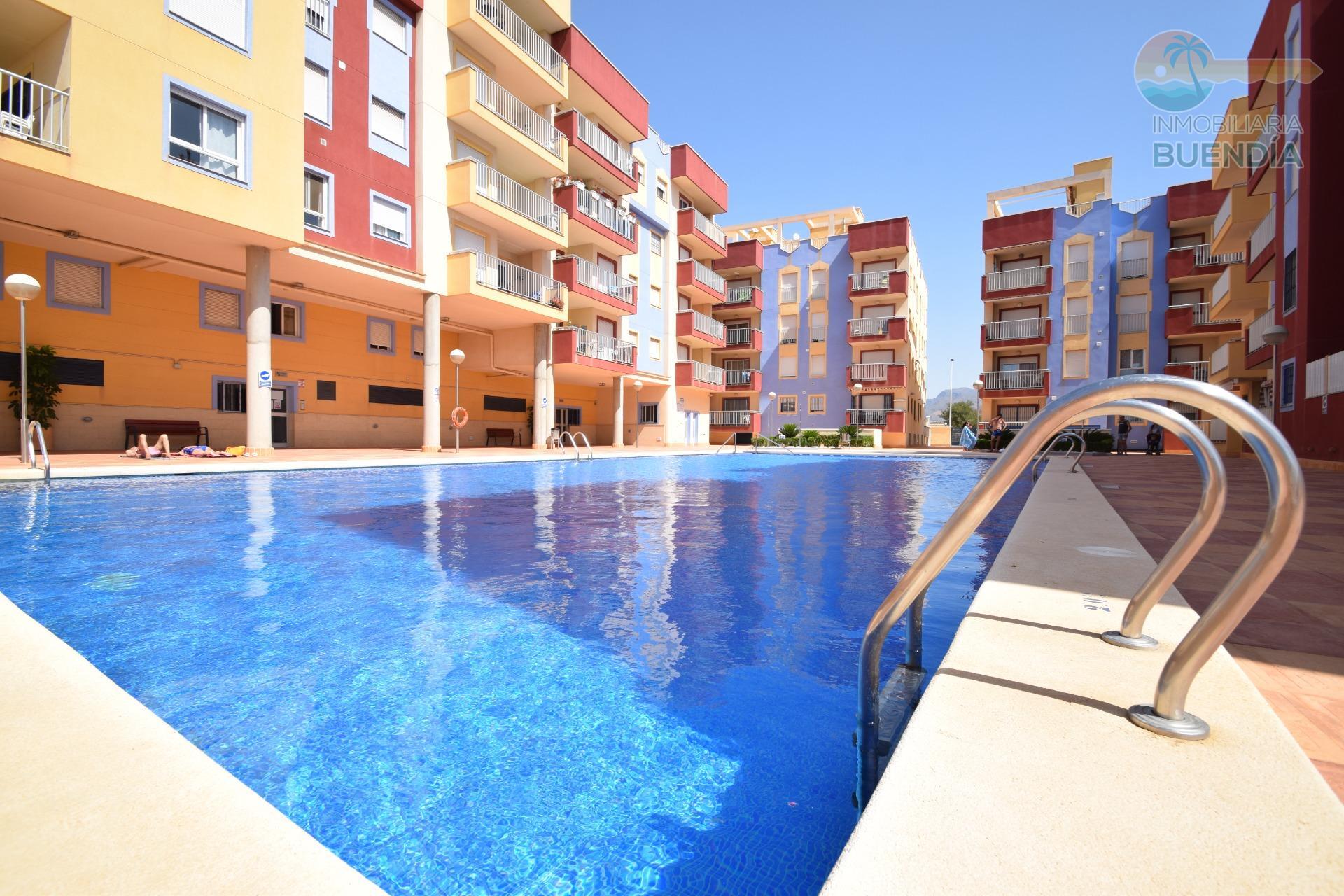 APPARTEMENT SUR DEUX ÉTAGES DANS RÉSIDENTIEL AVEC PISCINE COMMUNAUTAIRE À 