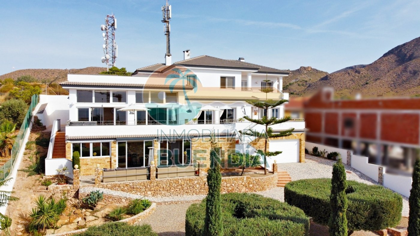 VILLA SPECTACULAIRE AVEC VUE SUR LA MER ET PISCINE CHAUFFÉE À ISLA PLANA