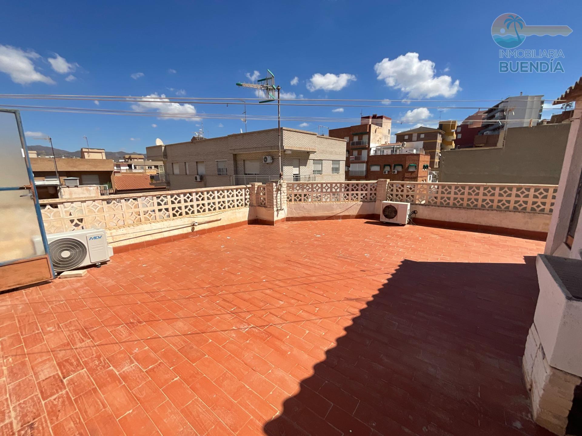 MAISON INDIVIDUELLE AVEC DEUX ÉTAGES ET GRANDE TERRASSE À 400 METRES DE LA MER