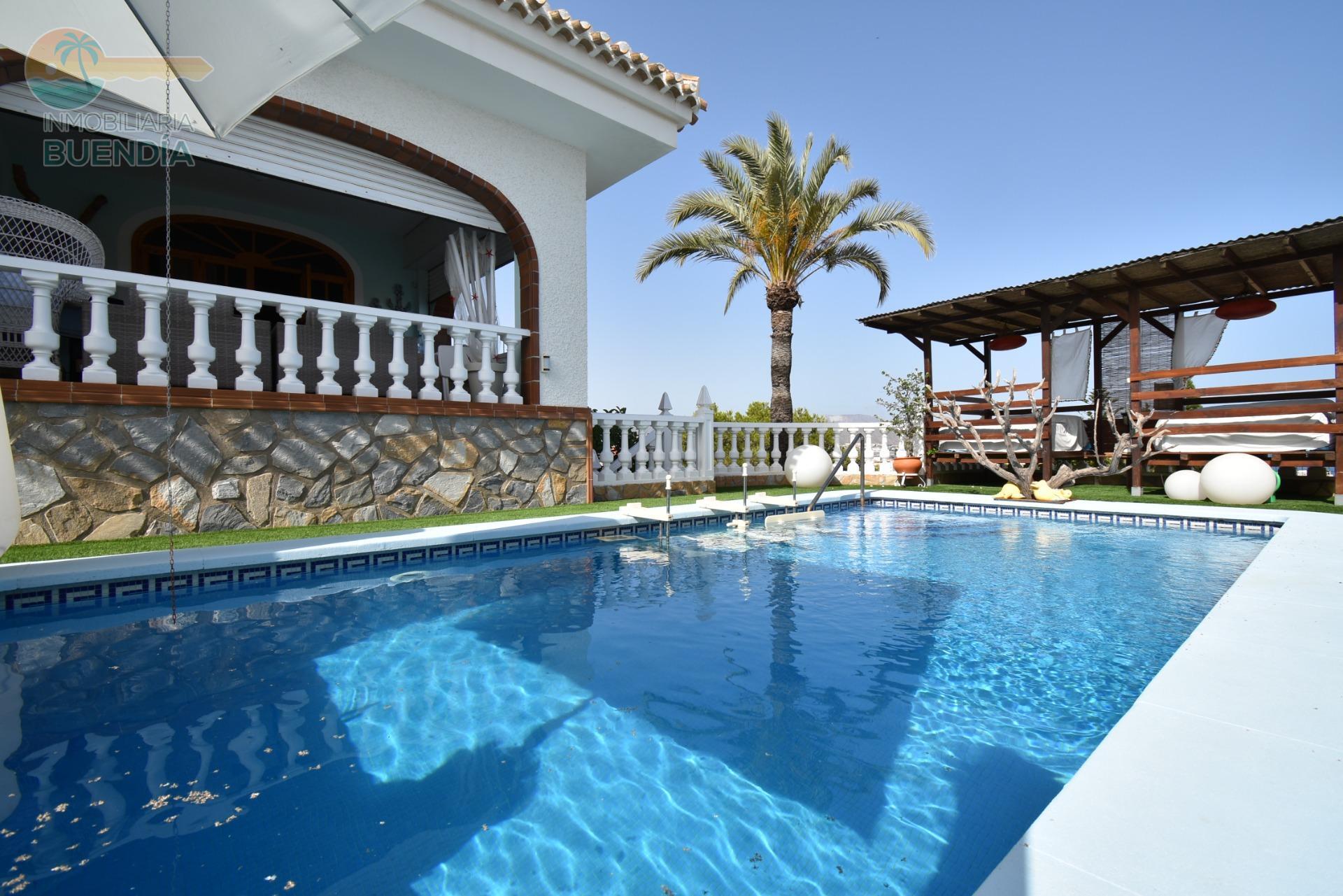 FANTASTIQUE VILLA SINGULIÈRE AVEC GRAND TERRAIN ET VUE SUR LA MER