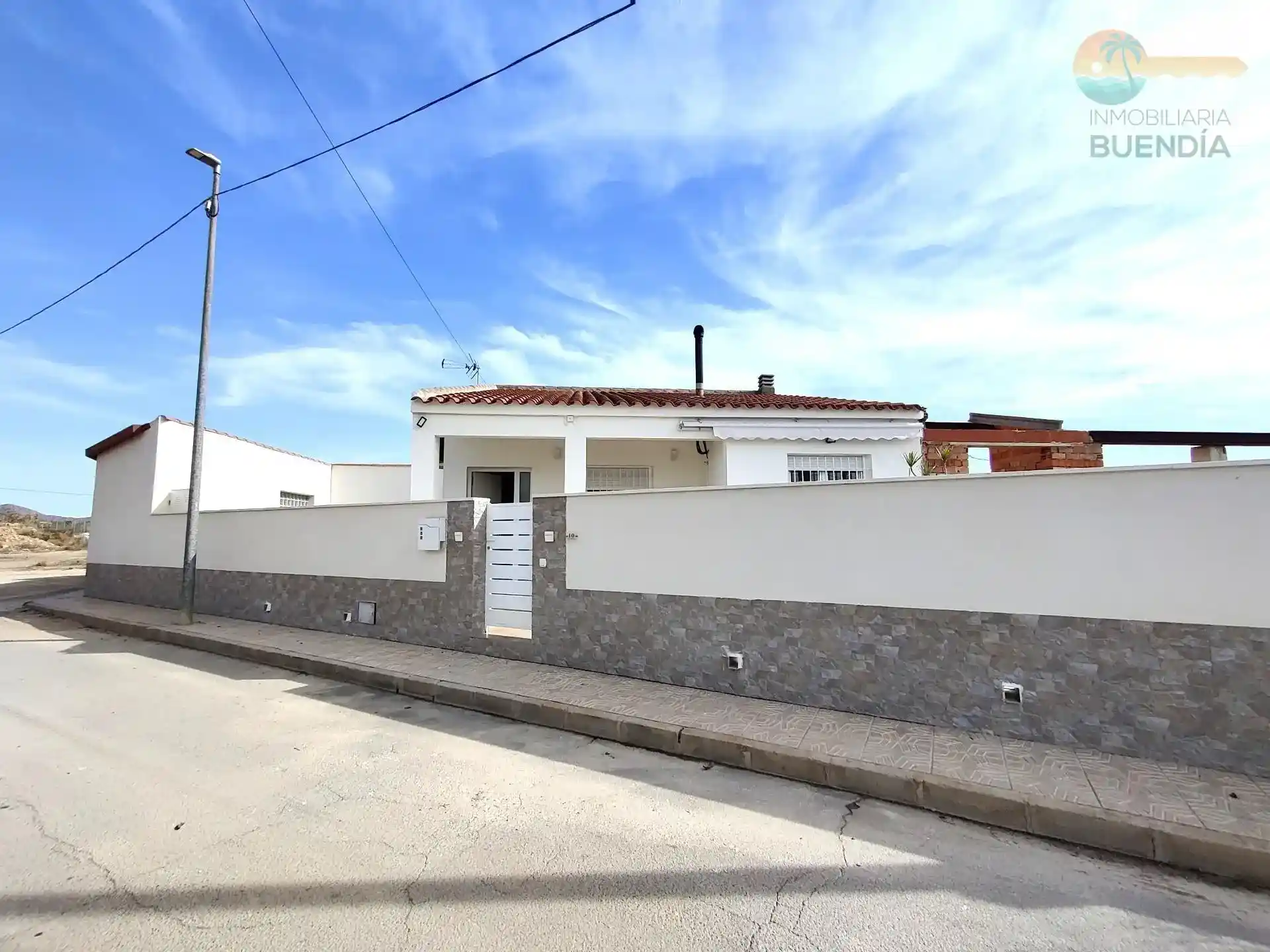 ESTUPENDA VIVIENDA REFORMADA CON PISCINA PRIVADA Y GARAJE EN FUENTE ALAMO