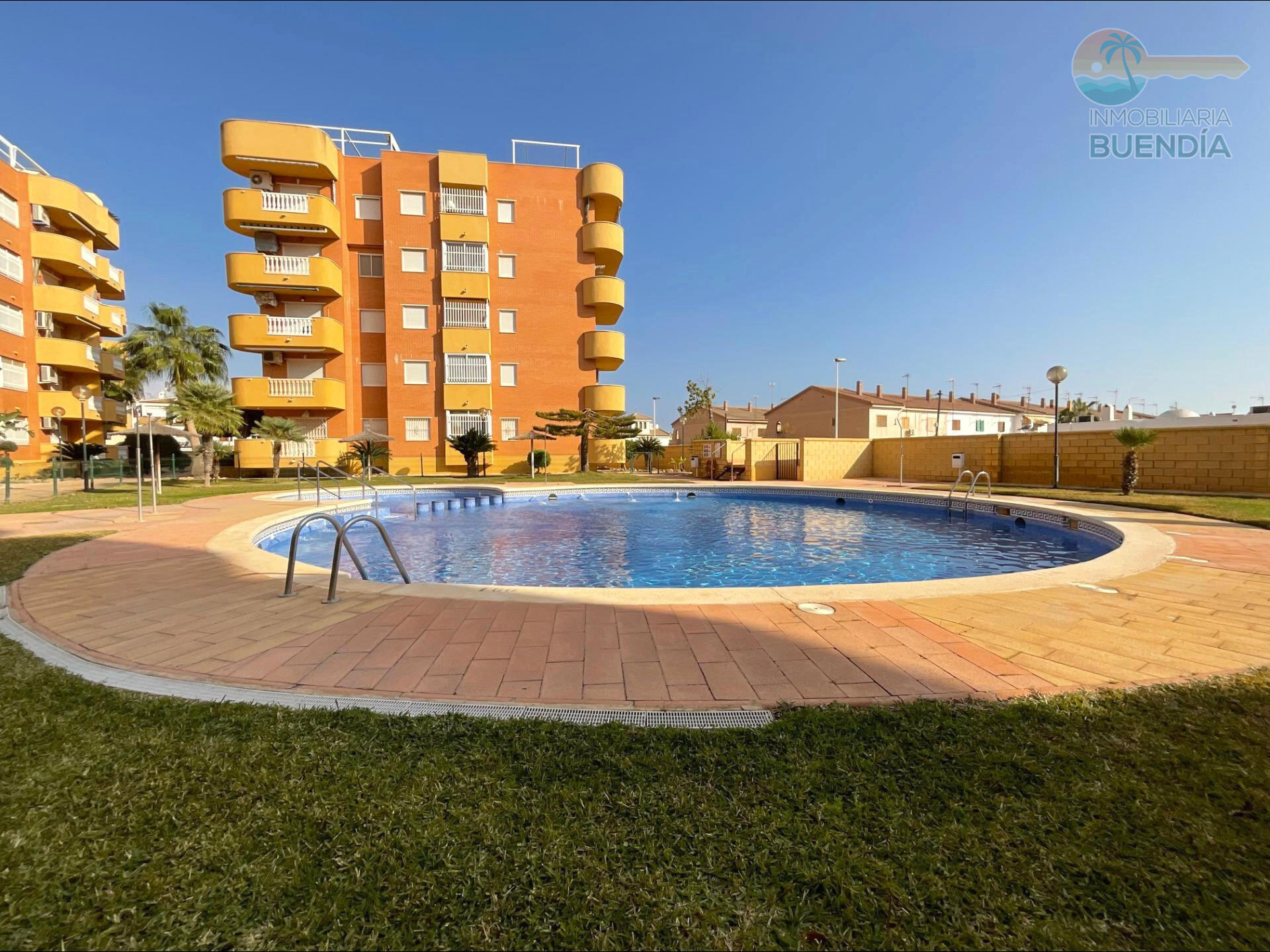 COQUETO APARTAMENTO EN PLANTA BAJA EN RESIDENCIAL CON PISCINA, A 500MTS DE LA PLAYA. EN VENTA