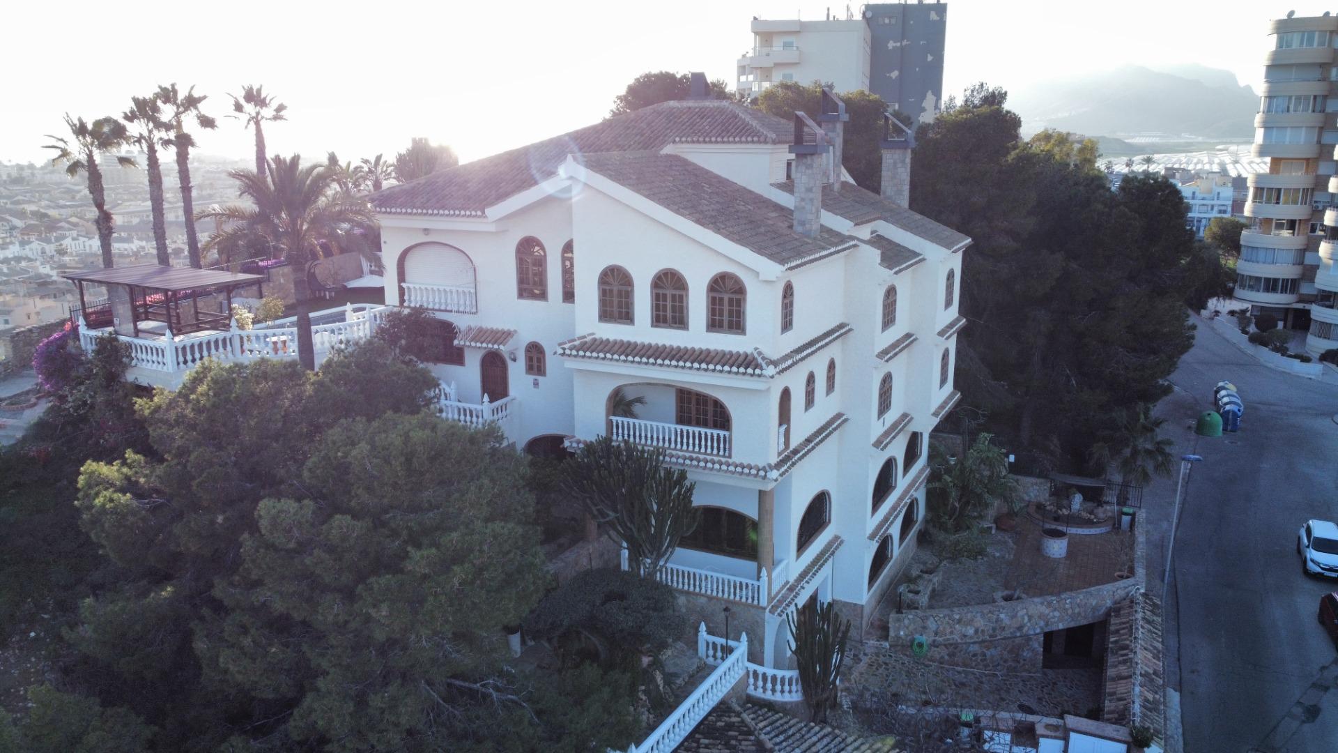 FANTASTIQUE VILLA SINGULIÈRE AVEC GRAND TERRAIN ET VUE SUR LA MER